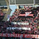 ...mentre gli ultras della curva nord, settore che offre sempre un bel colpo d'occhio a prescindere dalla categoria, dedica uno striscione a un tifoso scomparso